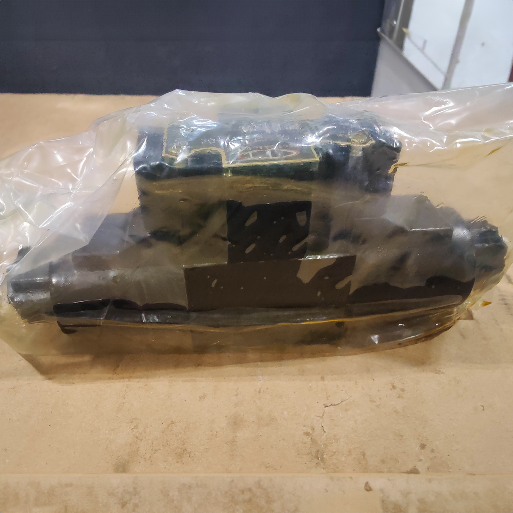 CS-G02-C3-D2|D03 valve, 3 position, all ports open, 24VDC wiring box